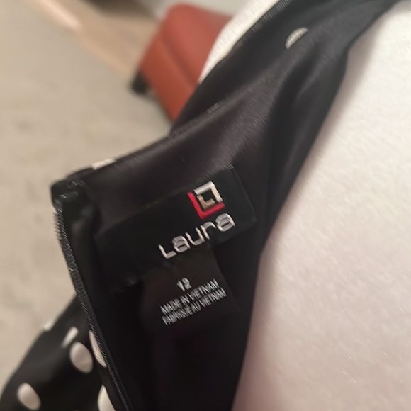 One time worn for one event. - Picture 3 of 3